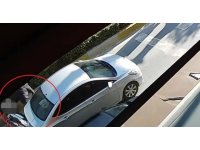 Yayaya yol vermek için duran otomobile arkadan çarptı o anlar güvenlik kamerasında
