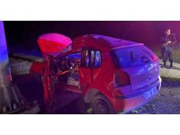 Burdur’da kontrolden çıkan otomobil levhaya çarptı: 1 yaralı