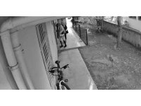 Kamera ve ziynet eşyası çaldılar, güvenlik kameralarından yakayı ele verdiler