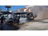 Park halindeki servis ve otomobil alev alev yandı, araç sahibi kriz geçirdi