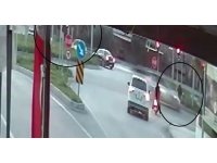 Işık ihlali yapan motosiklet otomobille çarpıştı: 2 yaralı