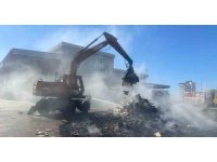 Sanayi sitesinde hurda yangını iş yerlerine sıçramadan söndürüldü