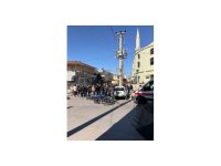 Tarsus’ta otomobil ile motosiklet çarpıştı: 2 yaralı