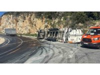 Gazipaşa’da muz yüklü tır devrildi