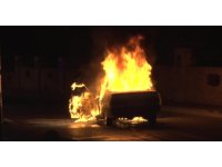 Alev topuna dönen Tofaş’tan geriye demir yığını kaldı