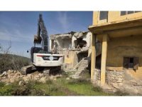 Akdeniz’de metruk binalar bir bir yıkılıyor