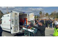 Antalya’da motosiklet hafif ticari araçla çarpıştı: 2 yaralı