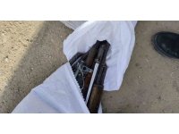 Polisten kaçarken içi kalaşnikof dolu çuvalı yola atan şahıslar yakayı ele verdi