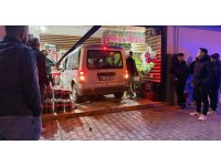 Ehliyetsiz sürücü önce kaza yaptı, ardından markete girdi