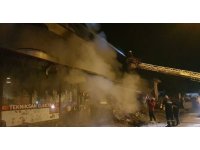 Elektrik malzemesi satan iş yerindeki yangın mahalleliyi sokağa döktü