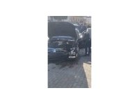 Manavgat’ta iki otomobil kavşakta çarpıştı