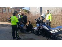 Polisi görünce motosikleti bahçeye atan sürücü ceza yemekten kurtulamadı
