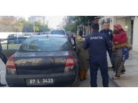 Zabıtaya dilenirken yakalanan dilenci, ‘Yetişin taciz ediyorlar’ diyerek kaçmaya çalıştı