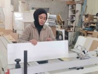 Hem üniversite okuyor hem mobilya atölyesinde çalışıyor