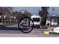 Korku dolu anlar kamerada: Yere yatırdığı minibüs şoförünü defalarca yumrukladı