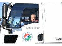 Başkan Kocagöz işçi elbisesini giydi, iş makinesinin başına geçti