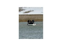 Otomobille girdikleri gölde mahsur kaldılar