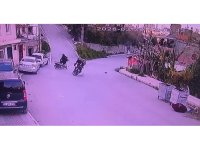 Motosikletlerin kafa kafaya çarpıştığı kazada şahısların yere savrulduğu anlar kameraya yansıdı