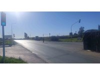 Antalya’da muz yüklü kamyonun kasası yola savruldu