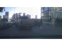 Trafikte tartıştıkları kişinin aracına sopa ve sandalyelerle saldırdılar