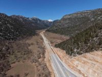 Sular çekildikten sonra yeniden ulaşıma açılan Antalya-Konya kara yolu havadan görüntülendi