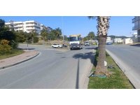 Kazaya karışan otomobilin palmiyeye çarpma anı kamerada