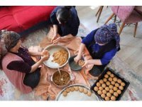 Adana’da bayram sofralarının vazgeçilmezi içli köfte mesaisi başladı