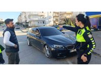 Manavgat’ta park halindeki otomobile çarpan motosikletli yaralandı