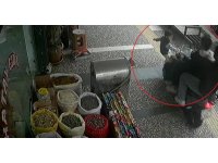 İş yerinden fırlayan 5 yaşındaki çocuğun ölümden döndüğü kaza anları güvenlik kamerasına yansıdı