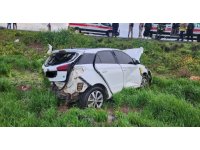 Tarlaya uçarak hurdaya dönen otomobildeki 2 kişi yaralandı