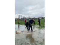 Yoğun yağış nedeniyle oluşan su birikintilerini taraftar ve görevliler temizledi