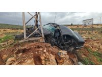 Aydınlatma direğine çarpan otomobilin sürücüsü öldü