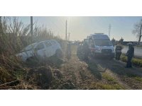 Manavgat’ta otomobil tarlaya uçtu, sürücü kazayı burnu bile kanamadan atlattı