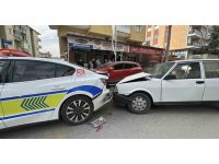 Yayaya yol veren polis aracına Tofaş otomobil arkadan çarptı