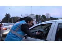 Antalya’da trafikte kalan vatandaşlara "İftara 5 Kala" sürprizi