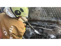 Hatay’da park halindeki otomobil alevlere teslim oldu