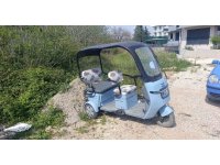 Park halindeki otomobil yola çıkarken elektrikli bisiklete çarptı