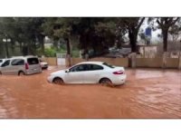 Hatay’da sağanak etkili oldu: Yollar göle döndü, otelin oto parkını su bastı