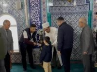 Anamur’da bayram namazı sonrası çocuklara harçlık dağıtıldı