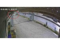 Akıl almaz kaza: Otomobil prefabrik iş yerlerinin içinden geçti