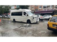 Kanalizasyon borusu patladı, sürücüler zor anlar yaşadı