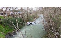 Dereye uçan otomobil suyla doldu, boğulma tehlikesi geçiren sürücüyü vatandaşlar kurtardı