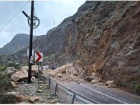 Mersin-Antalya karayolunda heyelan: Yol trafiğe kapandı, 1 yaralı