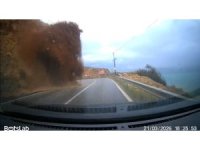 Mersin-Antalya yolundaki heyelan araç kamerasında