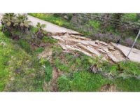 Adana’da yağmur heyelana neden oldu, yol çöktü