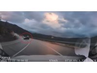 Kayganlaşan yolda kontrolden çıktı, faciadan dönülen o anlar araç kamerasına yansıdı