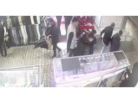 Fiyat sorma bahanesiyle girdi cep telefonu çaldı: "Hoşuma gitti" savunması yaptı