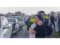 Kırmızı ışıkta bekleyen araçlara çarpıp olay yerinden ayrıldı: 4 yaralı