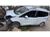 Freni boşalan hafif ticari araç ağaca çarptı: 1 yaralı