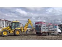 Çamura saplanan tüp yüklü kamyon kepçeyle kurtarıldı